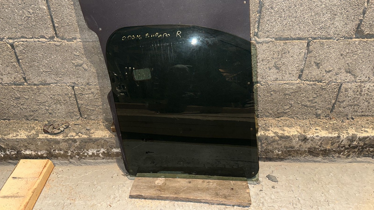 Стекло двери переднее правое Opel Vivaro/A 2001-2014