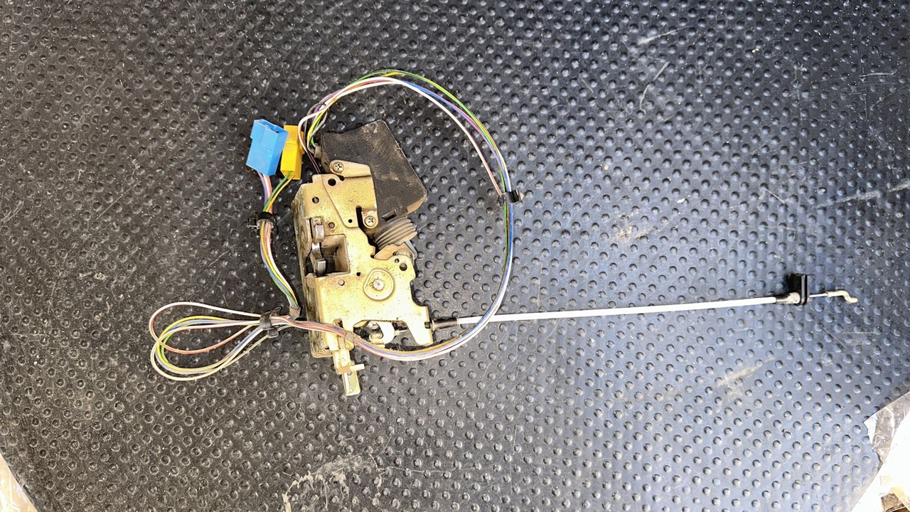 Замок двери багажника правый Mercedes Vito/W638 1996-2003