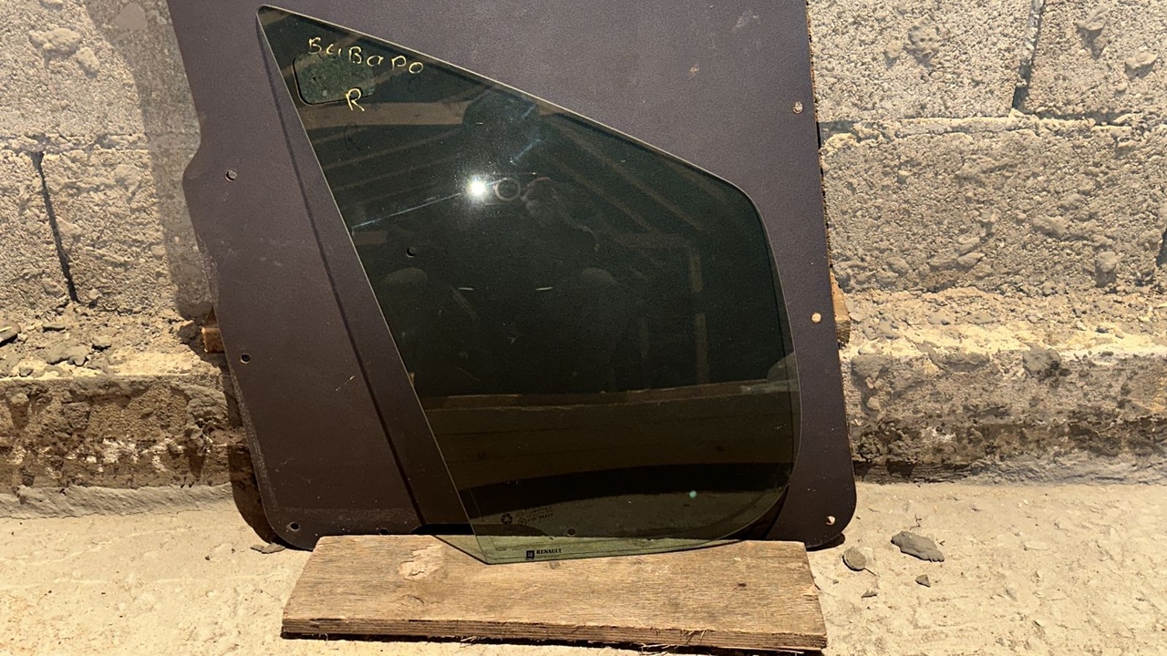 Форточка двери передняя правая Opel Vivaro/A 2001-2014