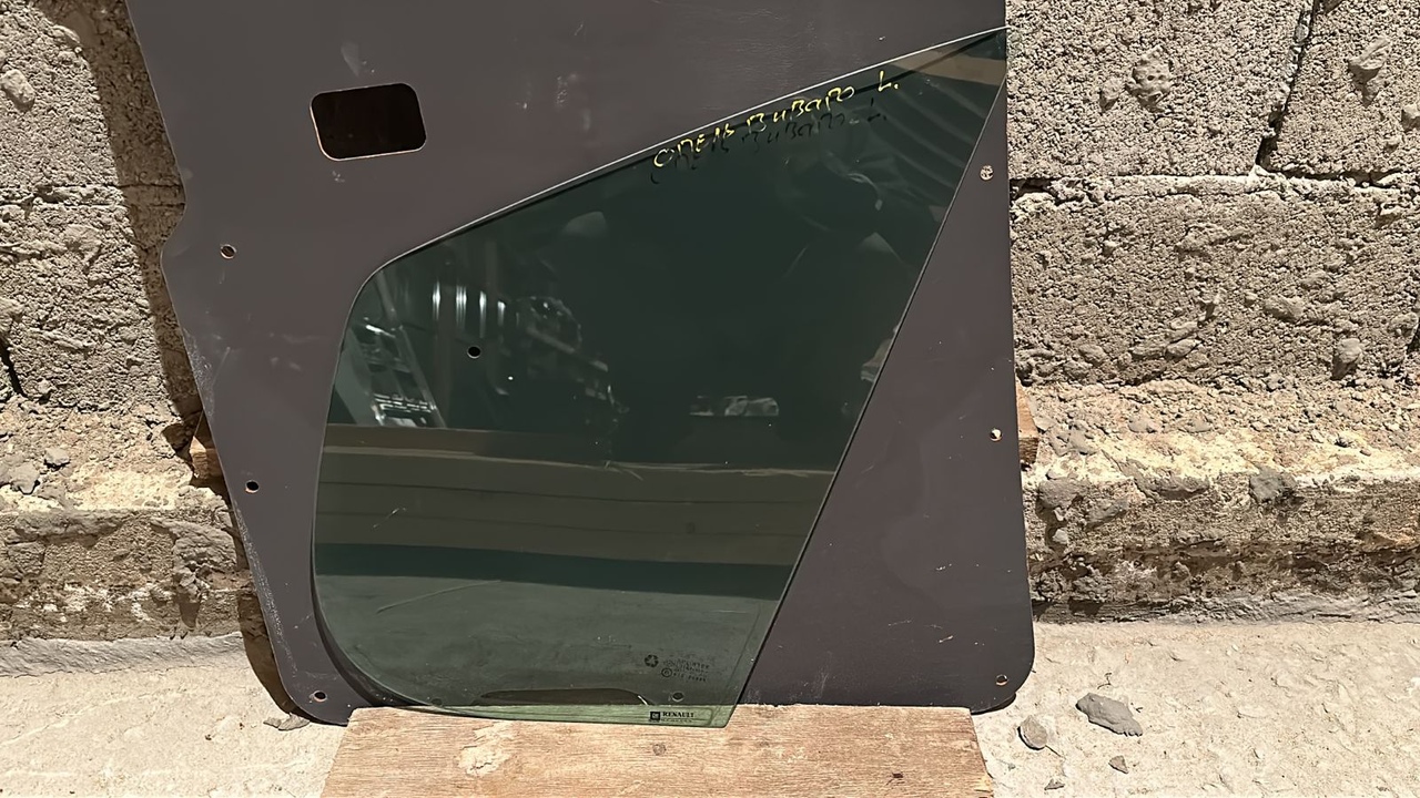 Форточка двери передняя левая Opel Vivaro/A 2001-2014