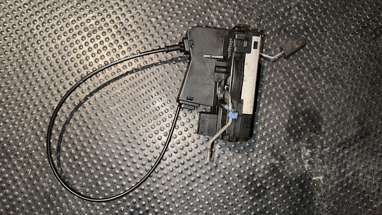 Замок двери передний правый Opel Vivaro/A 2001-2014