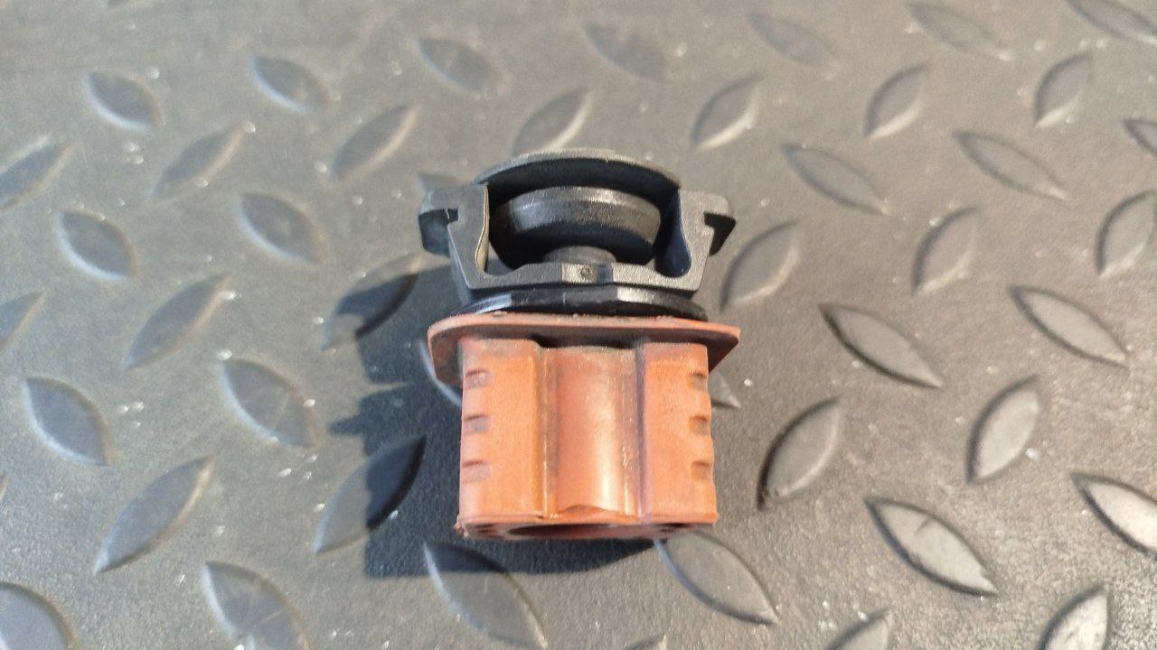 Кронштейн радиатора Mercedes E/W211 2002-2009