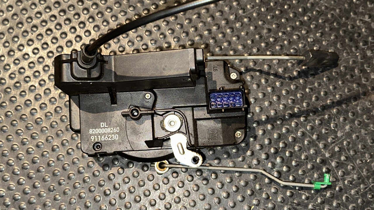 Замок двери передний левый Opel Vivaro/A 2001-2014