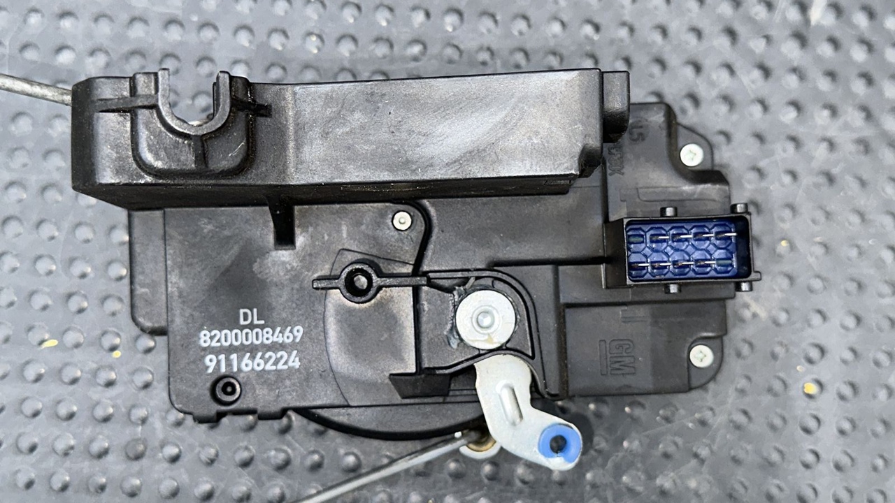 Замок двери багажника левый Opel Vivaro/A 2001-2014