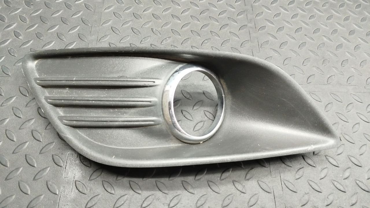 Решетка в бампер левая Ford Focus/2 2004-2011