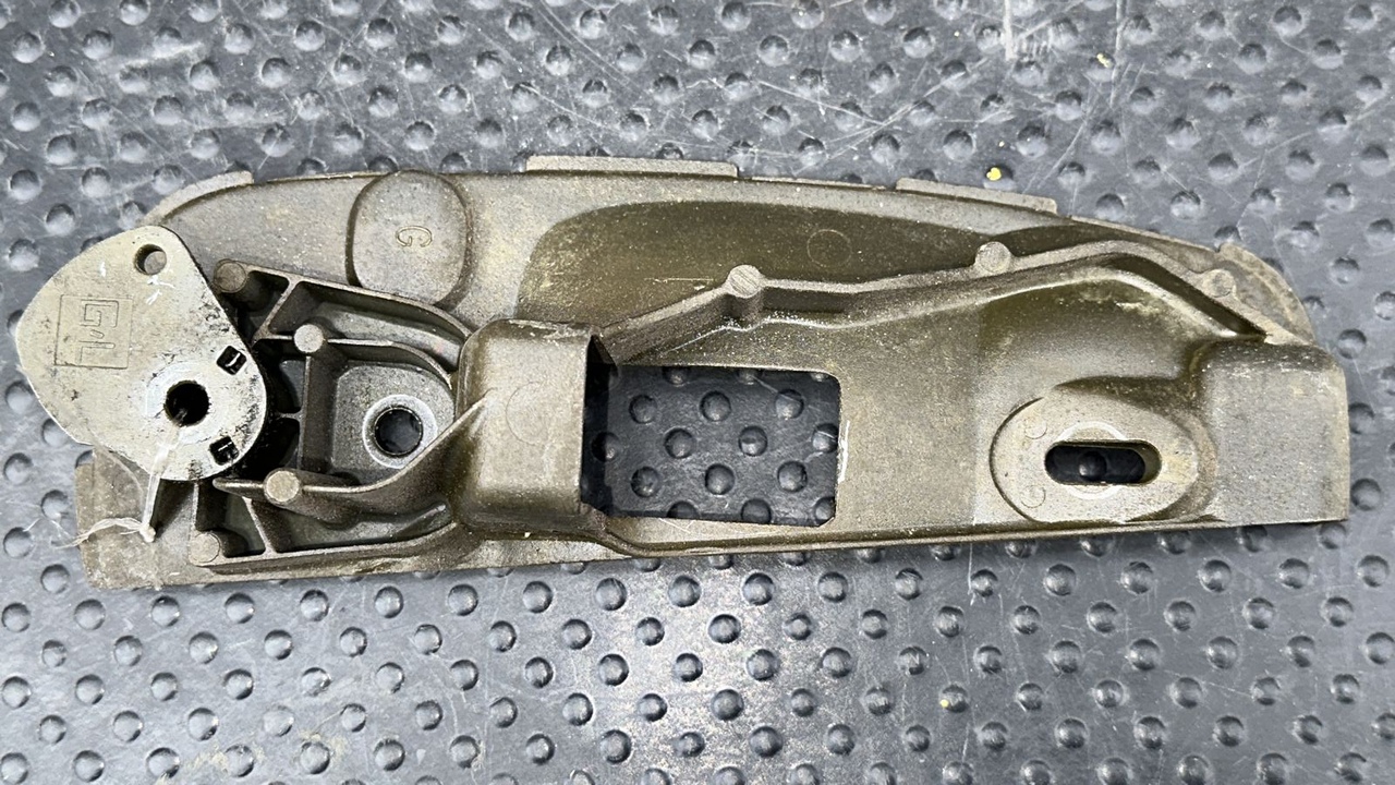 Кронштейн ручки двери Opel Vivaro/A 2001-2014