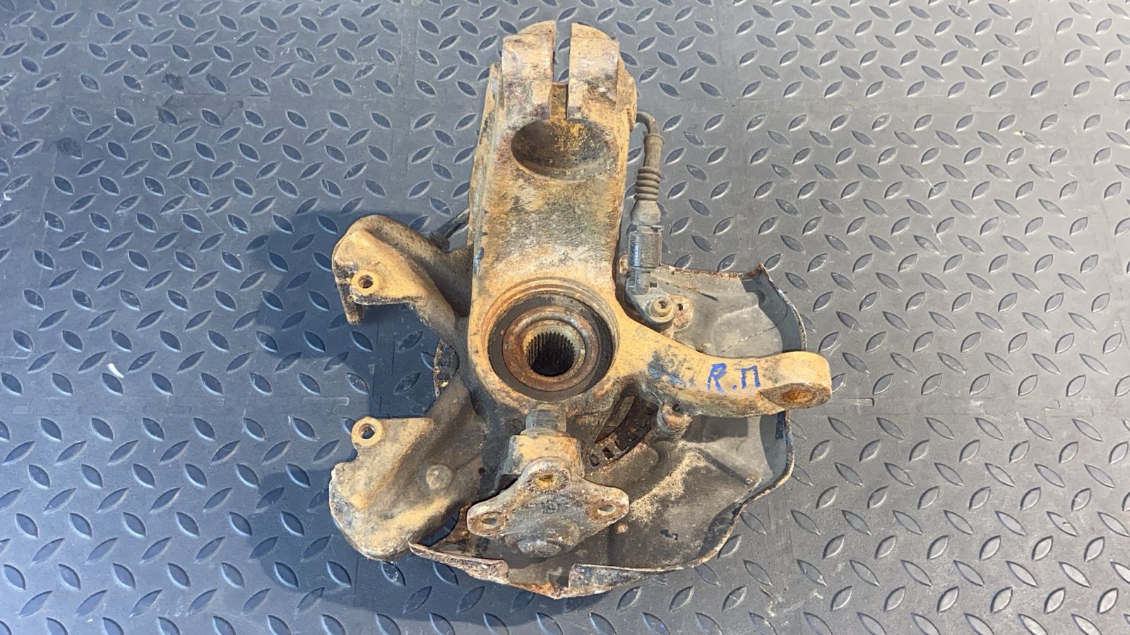 Кулак поворотный передний правый Volkswagen Golf/4 1997-2006