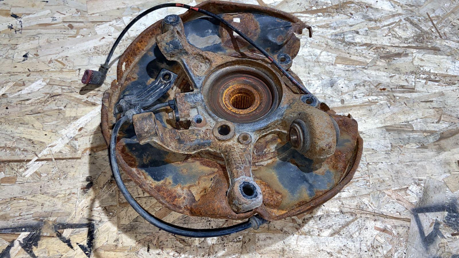 Кулак поворотный задний правый Mercedes C/W203 2000-2008