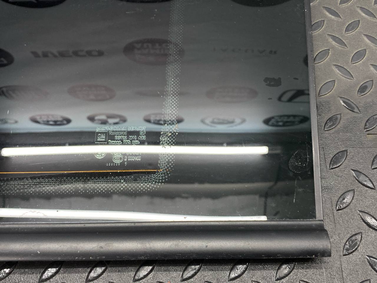 Стекло кузовное глухое заднее правое Opel Zafira/B 2005-2014 — изображение 3