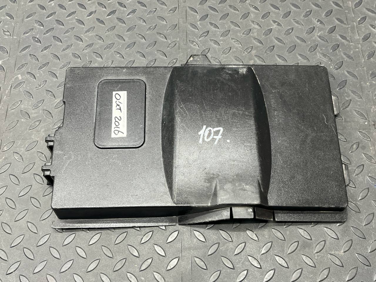 Крышка АКБ Ford Focus/2 2004-2011