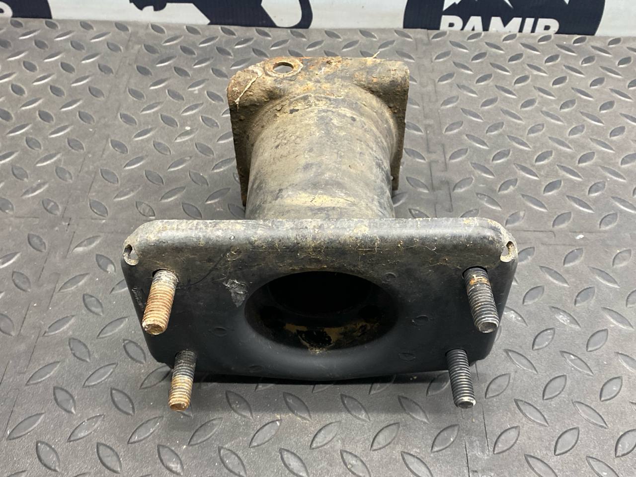 Кронштейн усилителя бампера задний левый Mercedes E/W211 2002-2009 — изображение 3