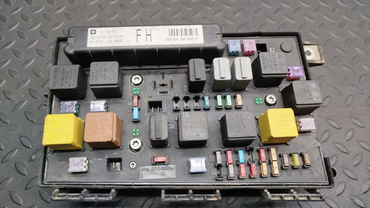 Блок предохранителей Opel Astra/H 2004-2014