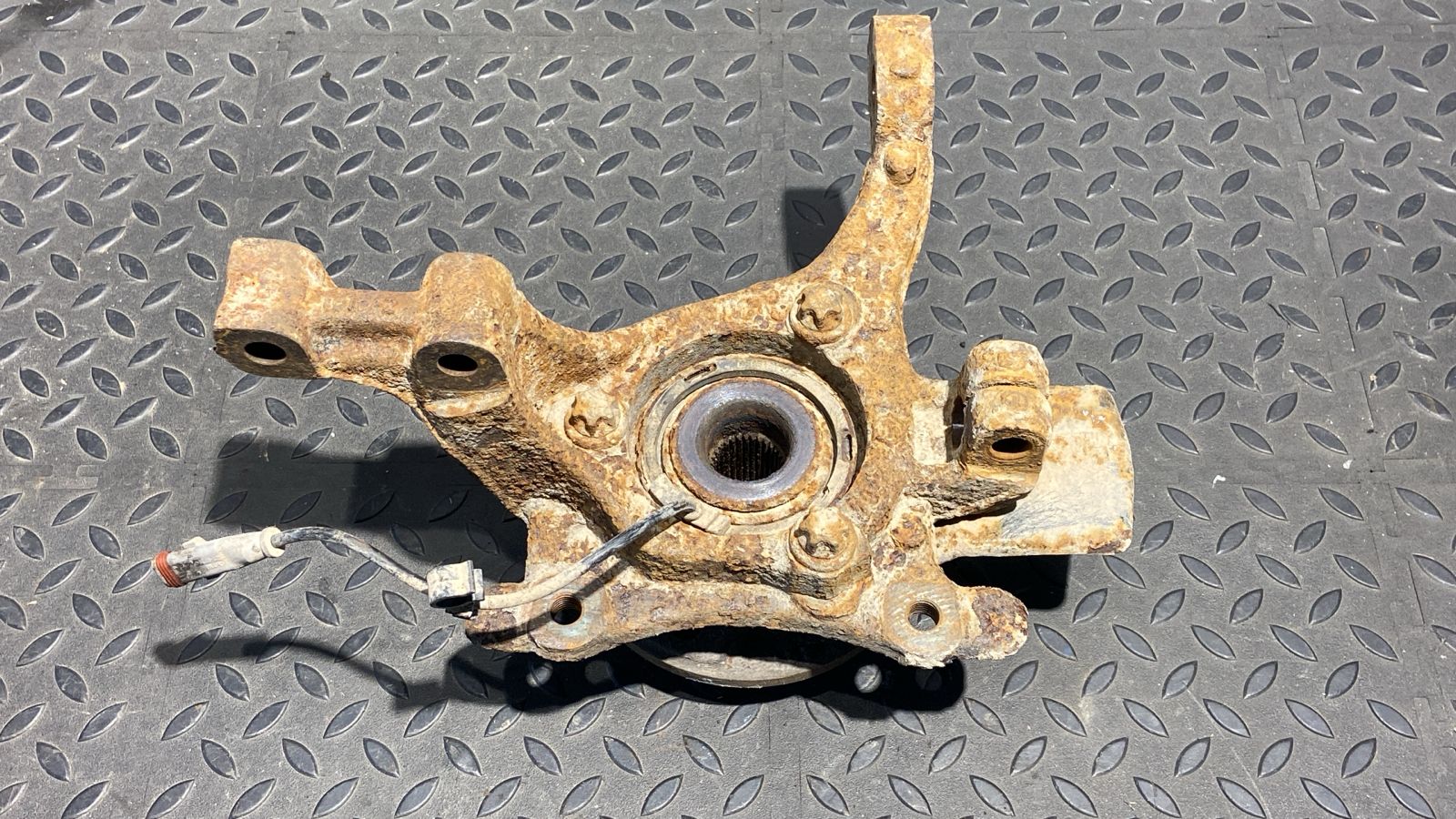 Кулак поворотный передний правый Opel Zafira/B 2005-2014