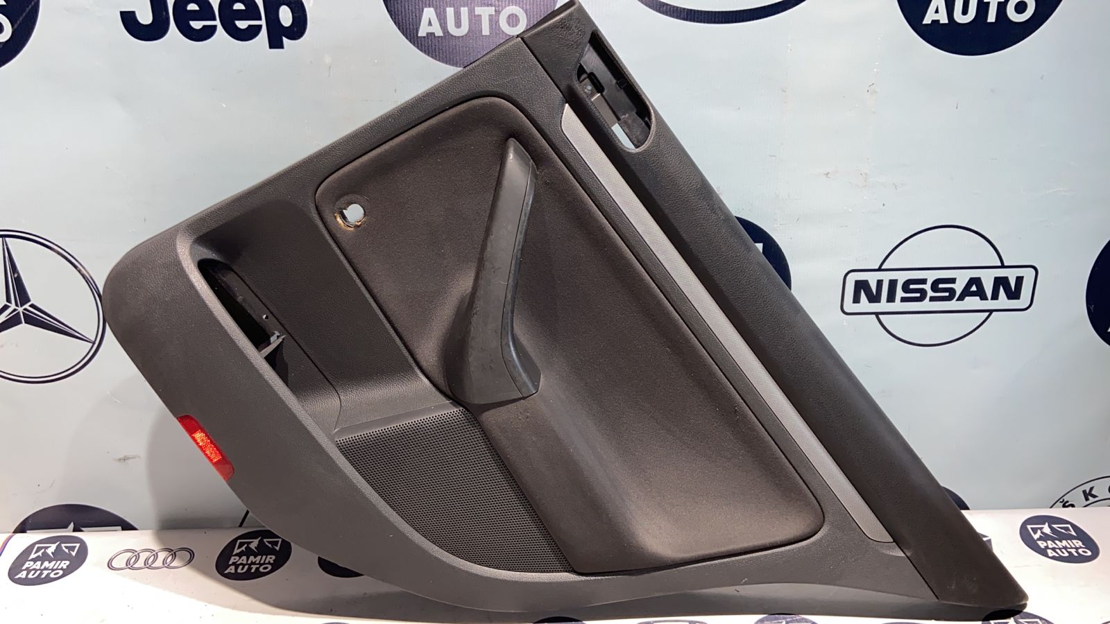 Обшивка двери задняя правая Volkswagen Golf/5 2003-2009