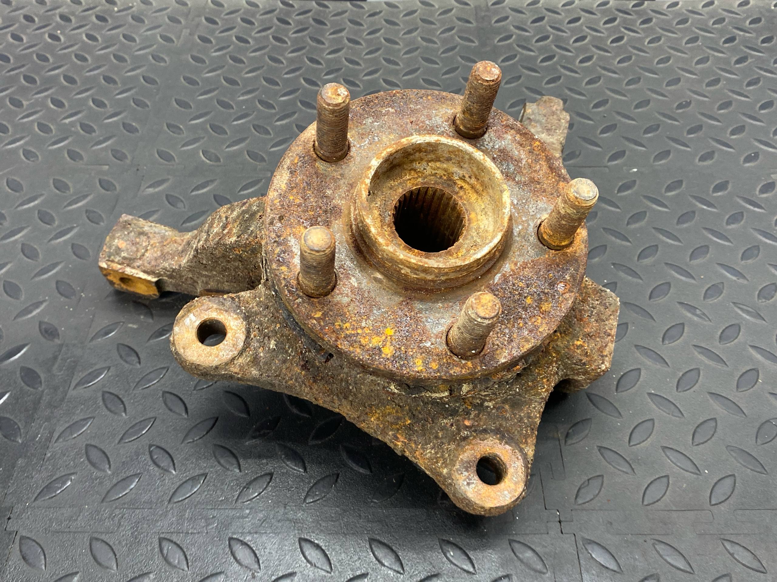 Кулак поворотный передний левый Chrysler PT Cruiser 2000-2010