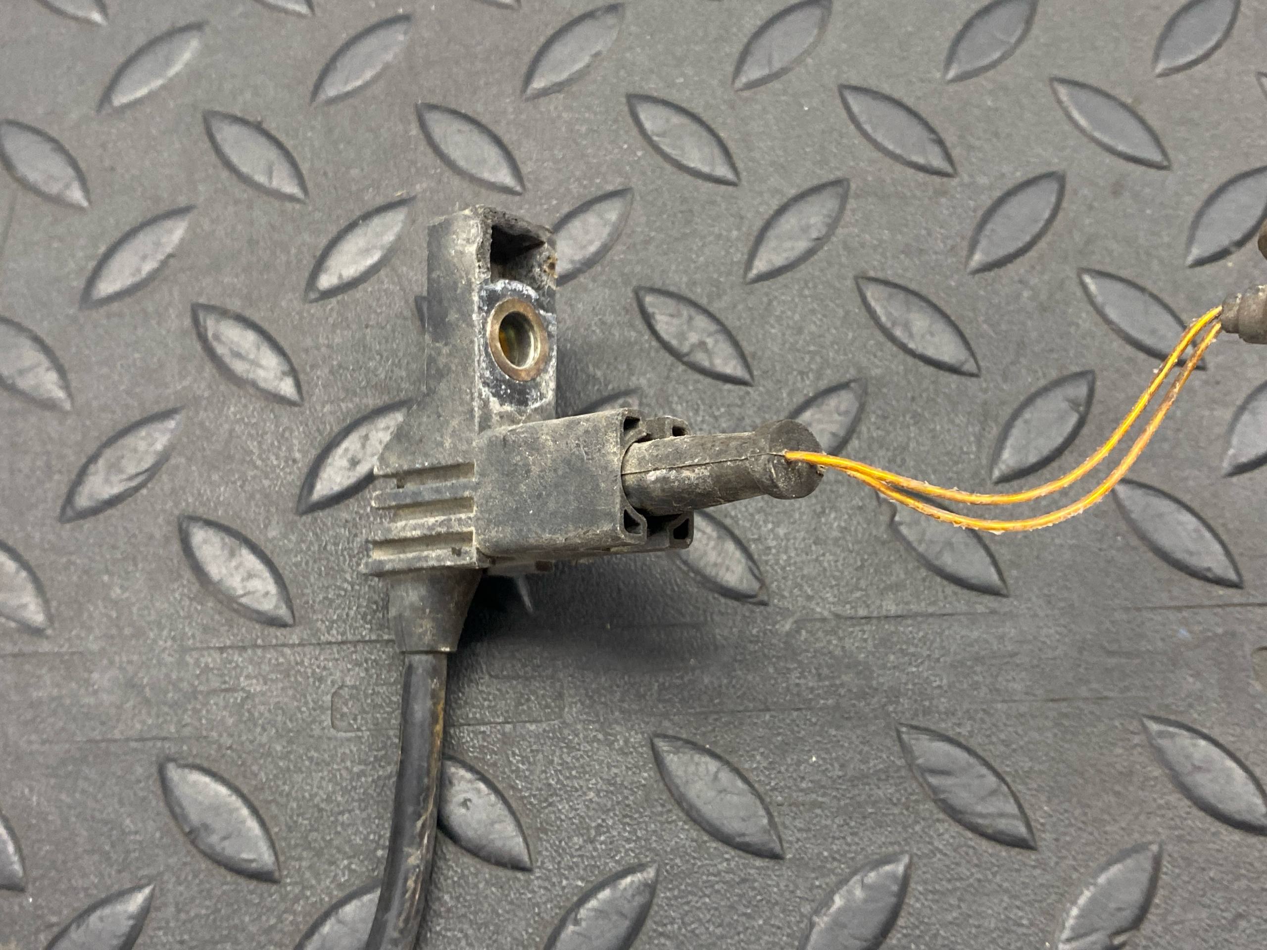 Проводка датчика износа колодок Mercedes E/W211 2002-2009 — изображение 3