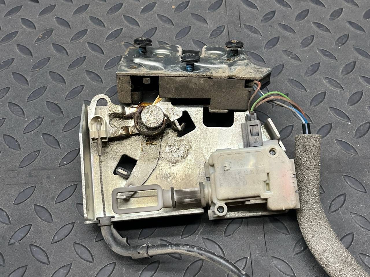 Замок крышки багажника Ford Mondeo/3 2000-2007