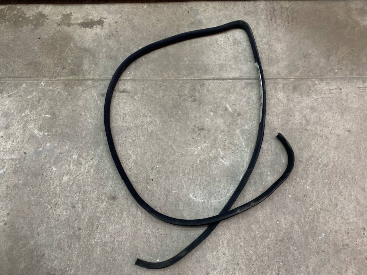 Уплотнитель двери C/W202 1993-2001