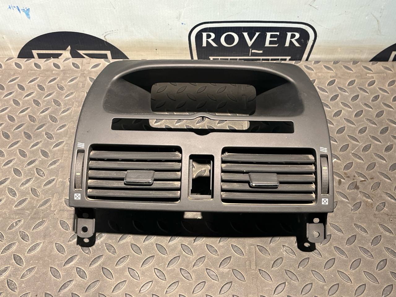 Дефлектор воздушный центральный Toyota Avensis/2 2003-2009