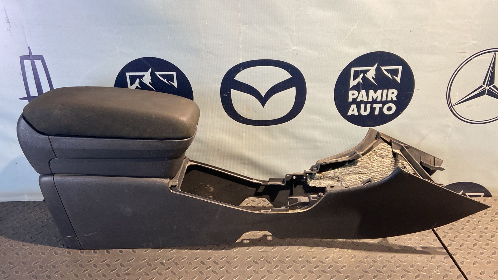 Консоль (Подлокотник) Toyota Avensis/2 2003-2009