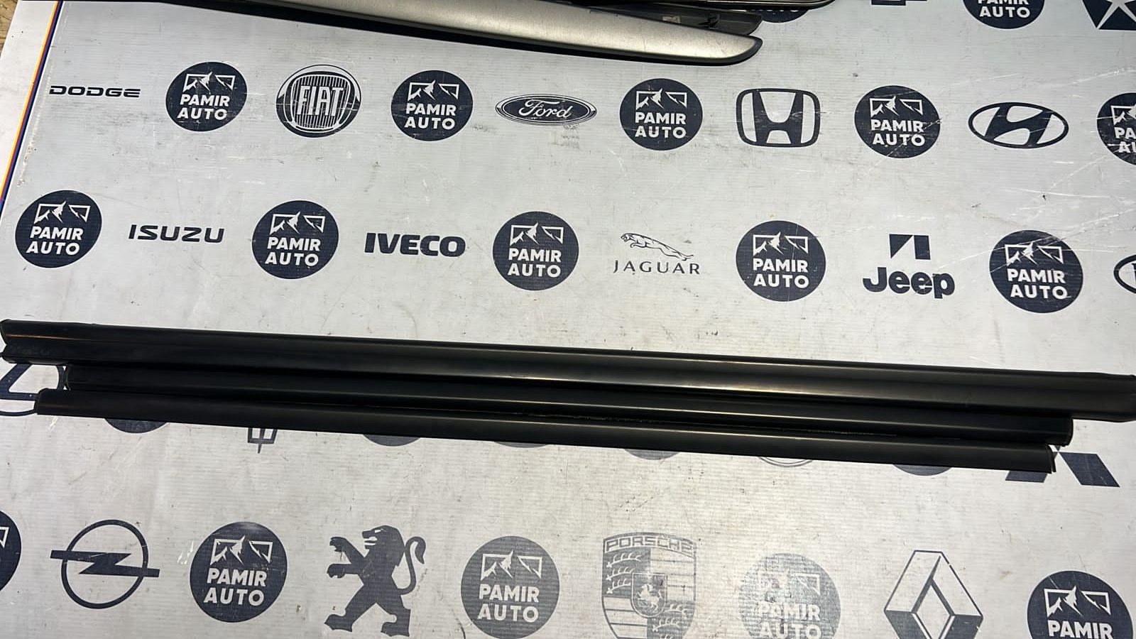 Уплотнитель двери Renault Scenic/2 2003-2009