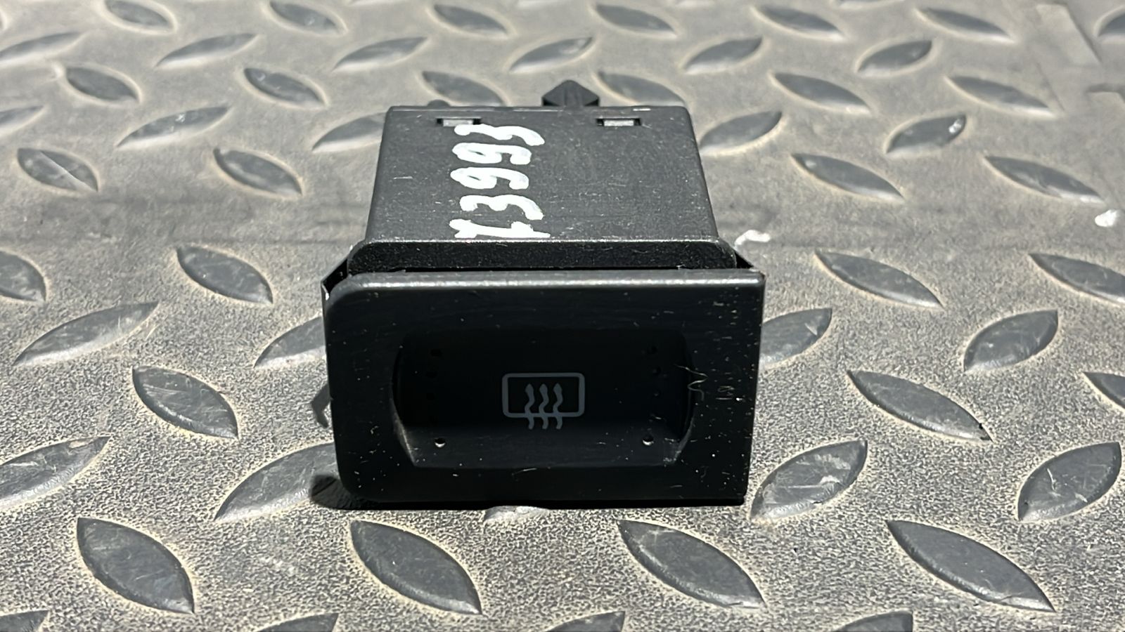 Кнопка обогрева переднего стекла Volkswagen Golf/4 1997-2006