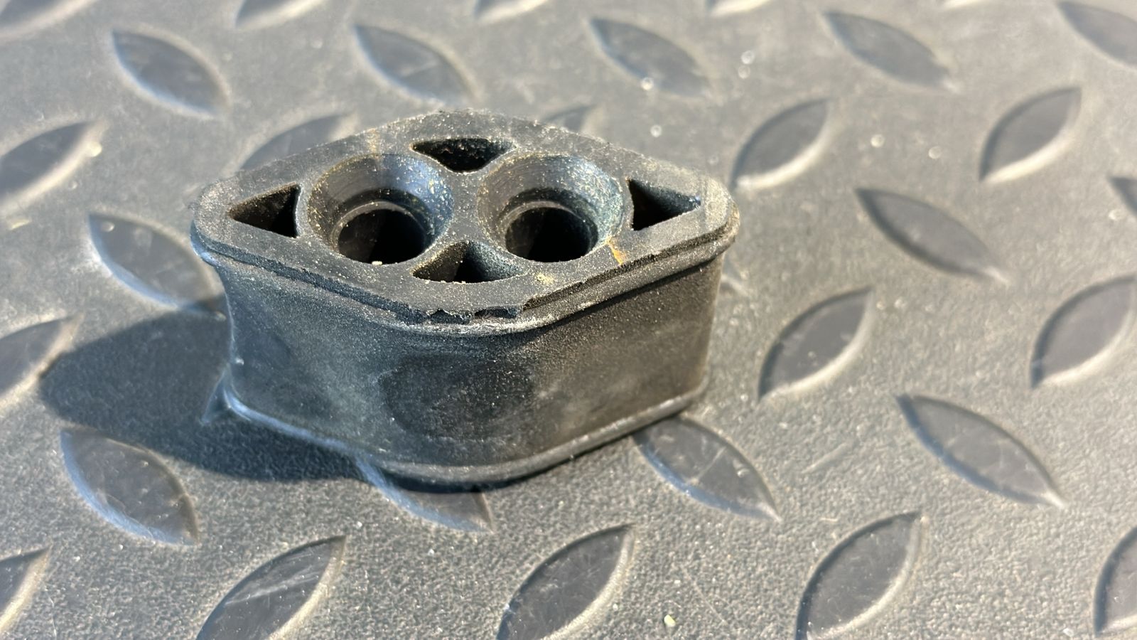 Кронштейн радиатора Opel Zafira/B 2005-2014