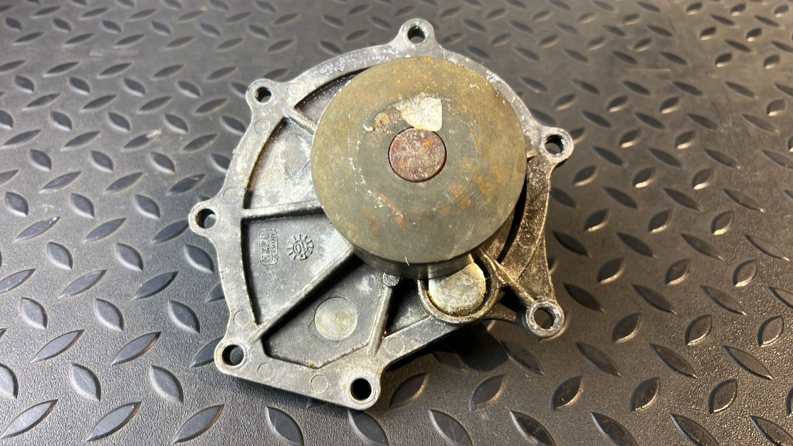 Насос водяной (Помпа) Land Rover Freelander 1998-2006