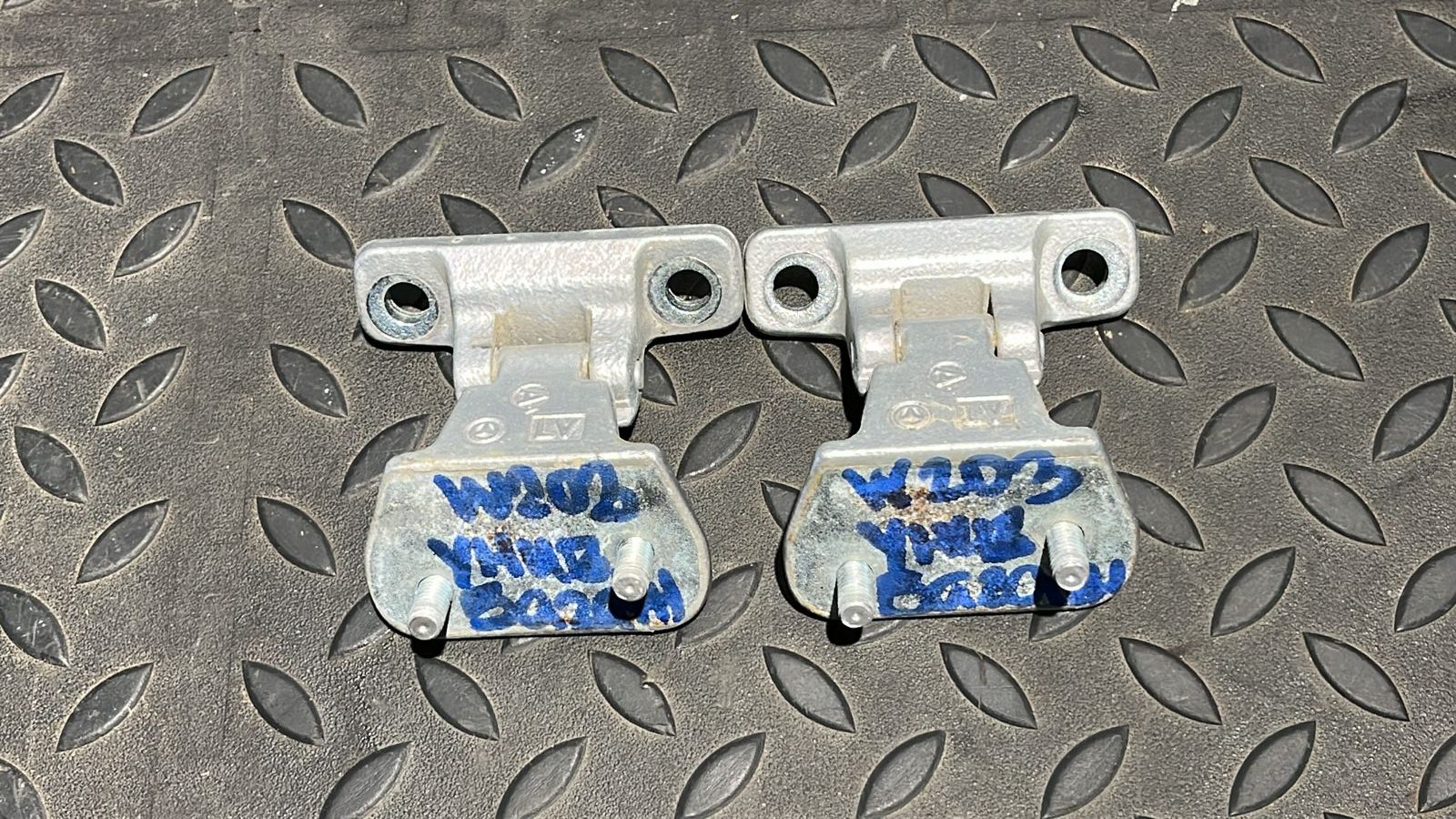 Петля двери багажника Mercedes C/W203 2000-2008