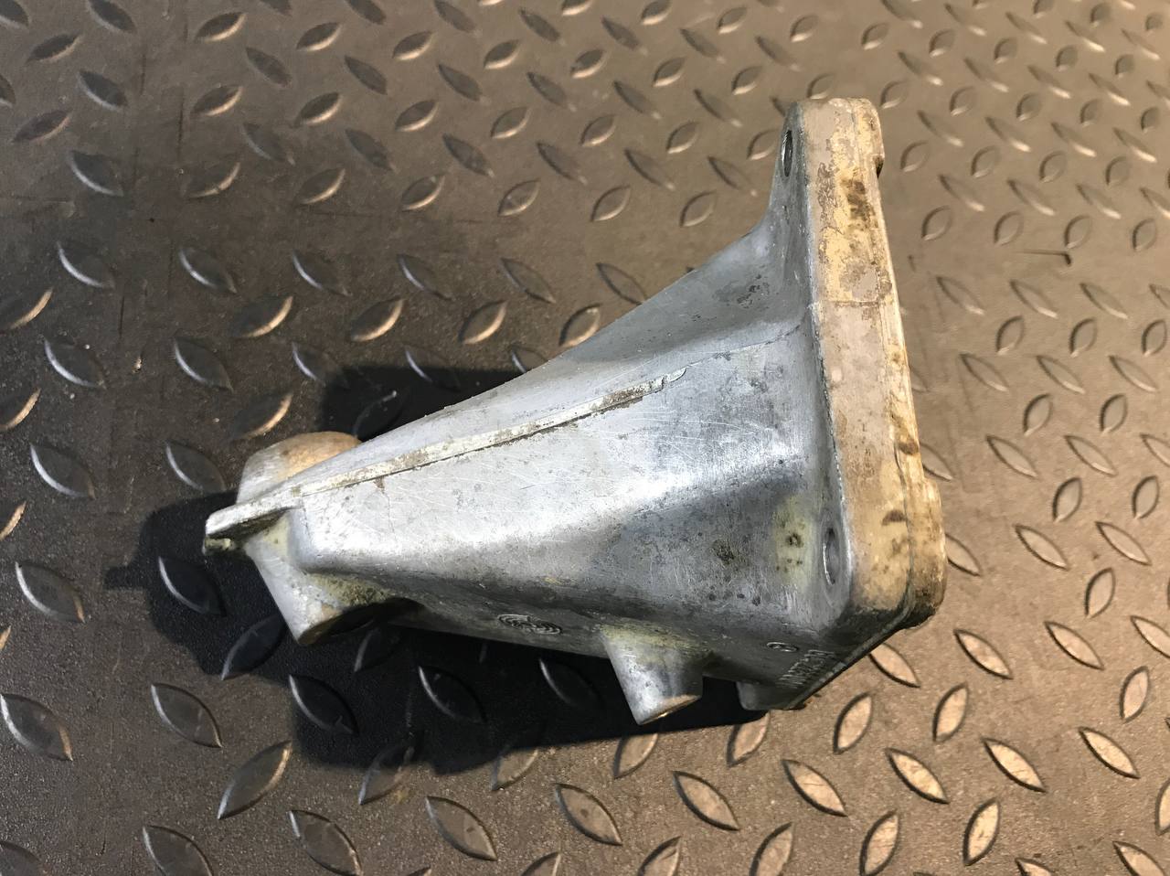 Кронштейн двигателя Mercedes C/W202 1993-2001