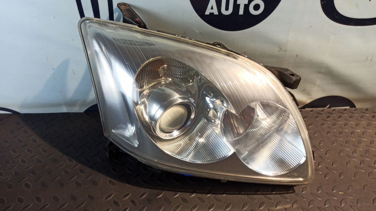 Фара правая Toyota Avensis/2 2003-2009