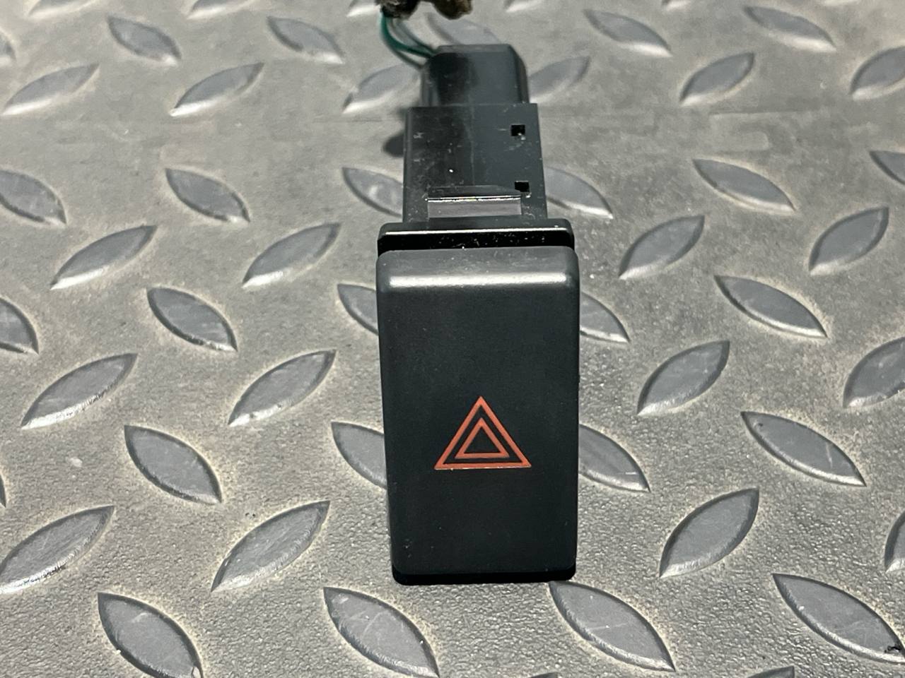 Кнопка аварийной сигнализации Toyota Avensis/2 2003-2009