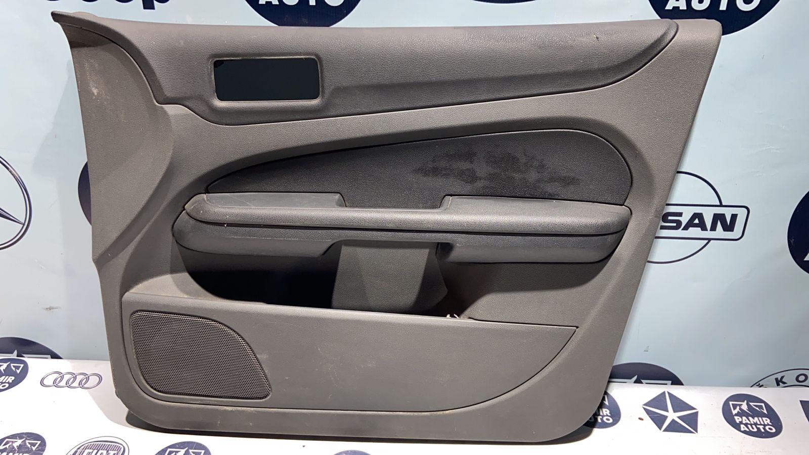 Обшивка двери передняя правая Ford Focus/2 2004-2011