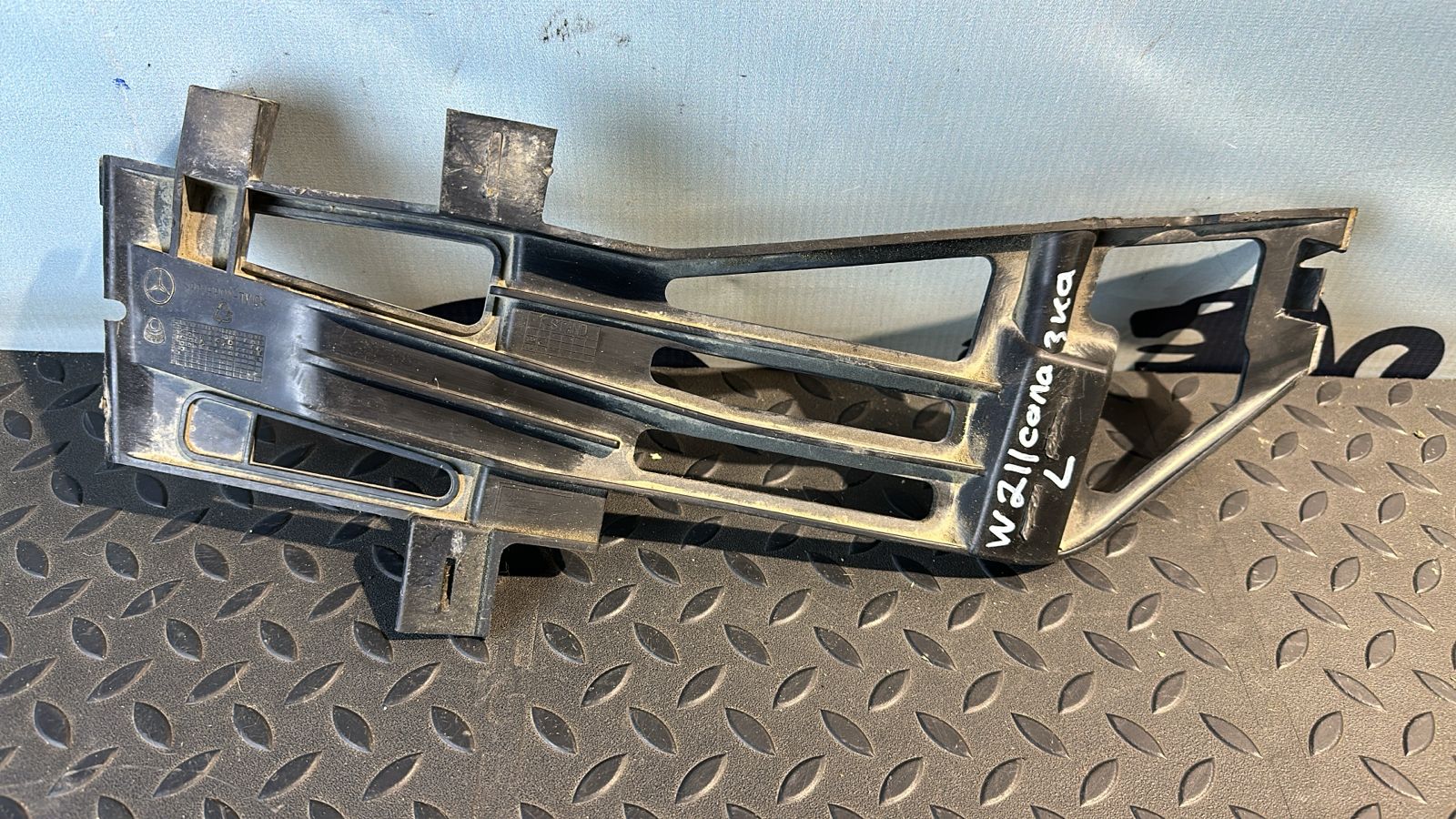Кронштейн бампера задний левый Mercedes E/W211 2002-2009
