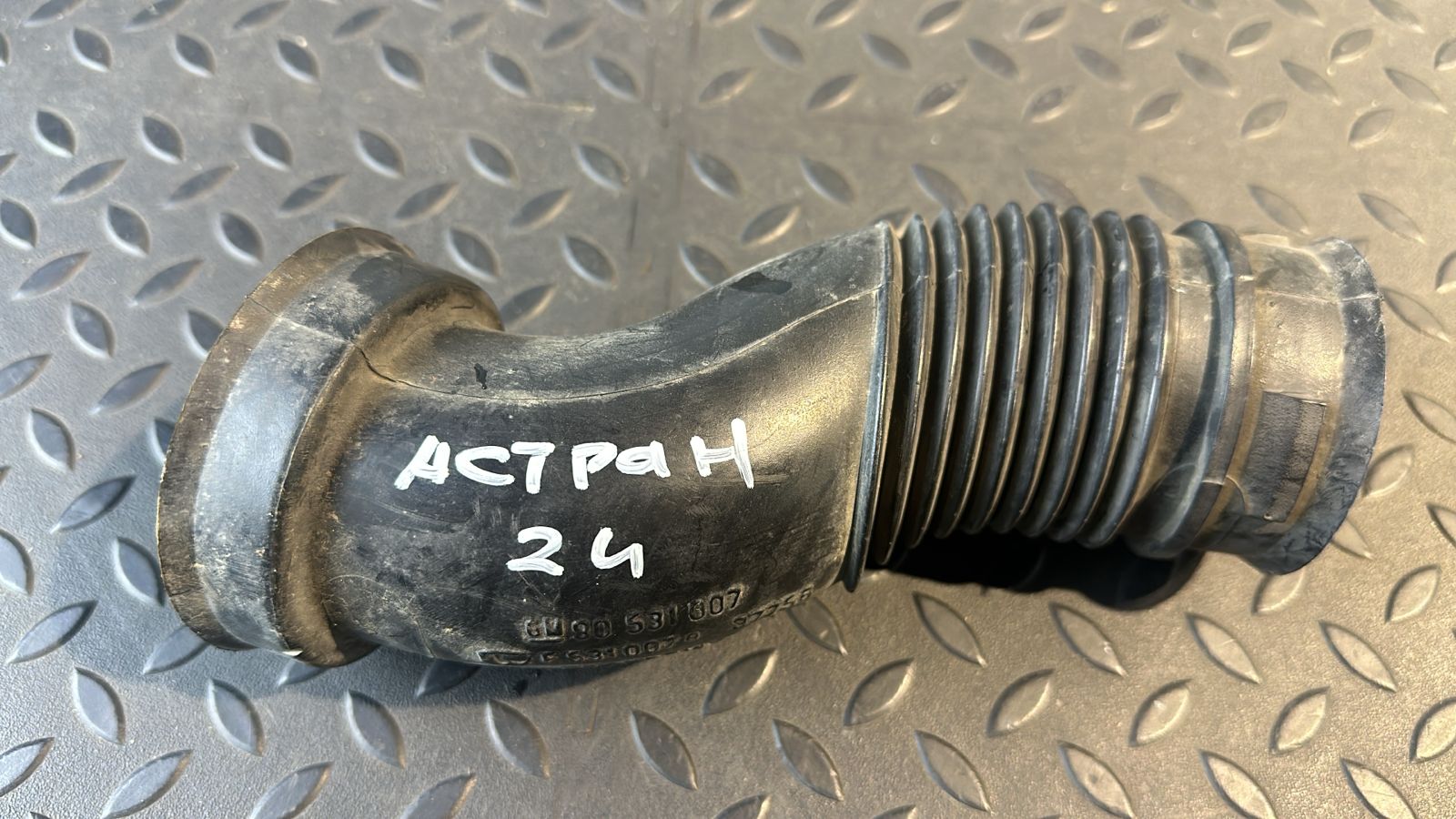 Патрубок воздушного фильтра Opel Astra/H 2004-2014