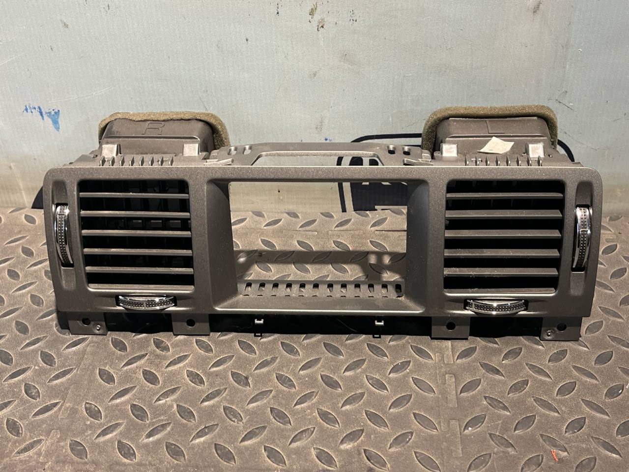 Дефлектор воздушный центральный Opel Signum 2003-2008