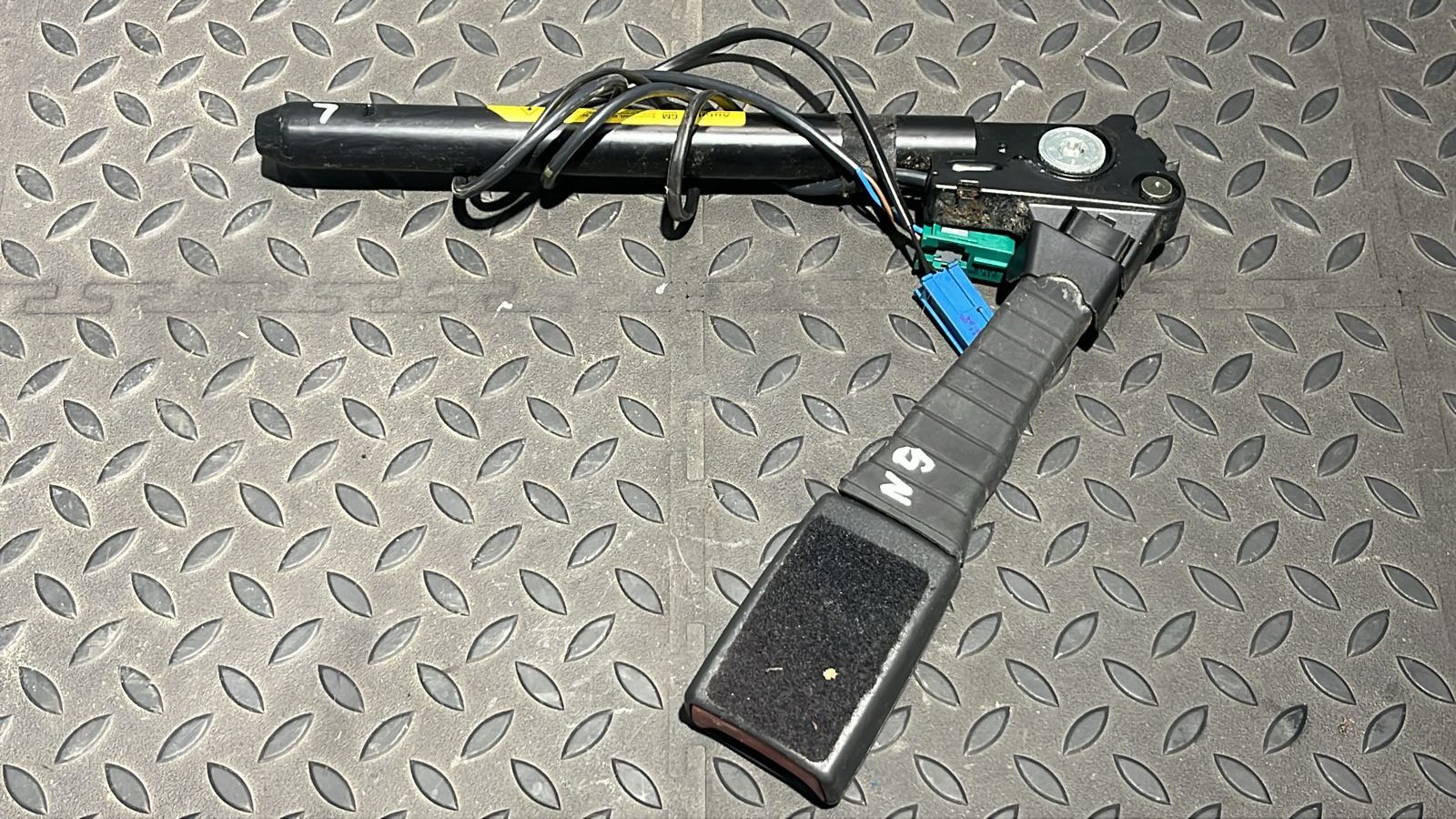 Ответная часть ремня безопасности передняя левая Opel Astra/H 2004-2014