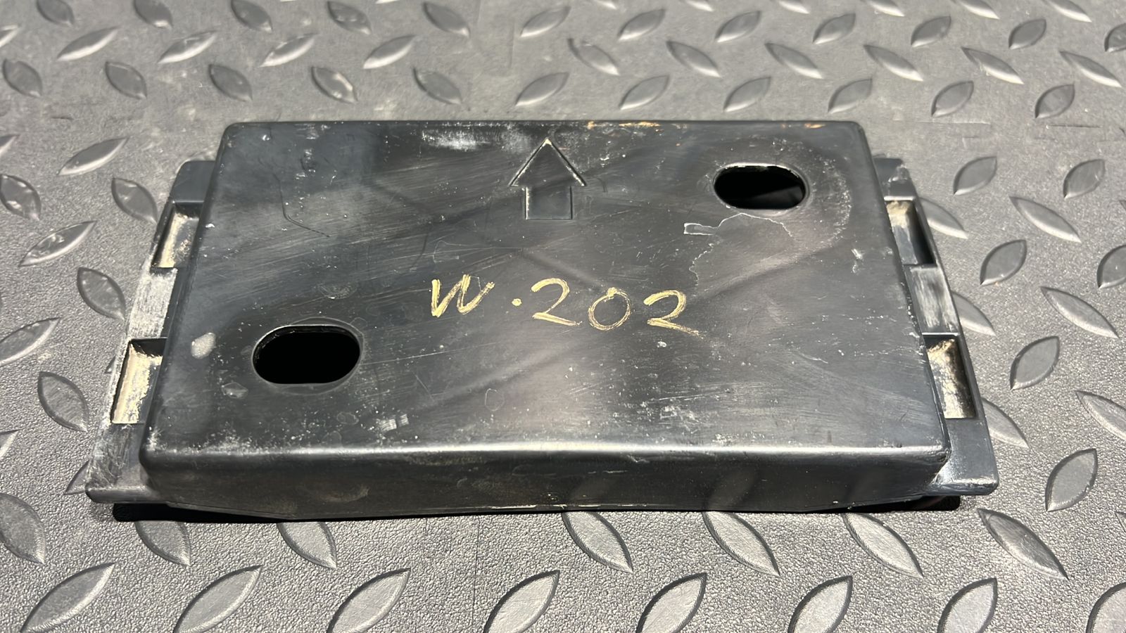 Кронштейн бампера задний Mercedes C/W202 1993-2001