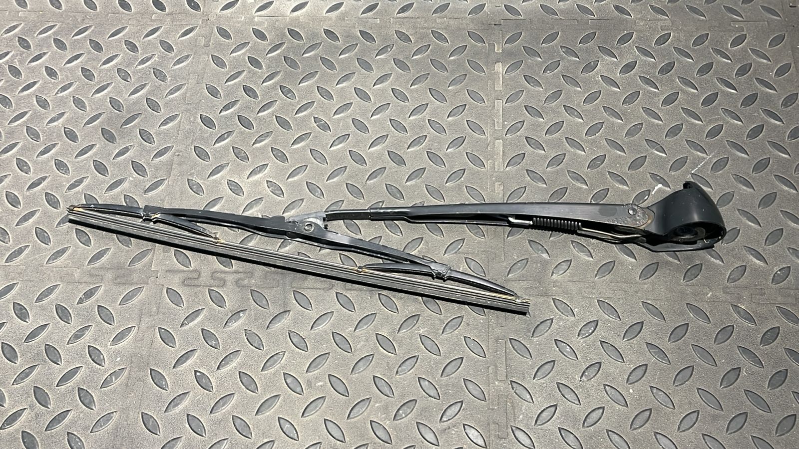 Поводок стеклоочистителя задний Volkswagen Golf/4 1997-2006