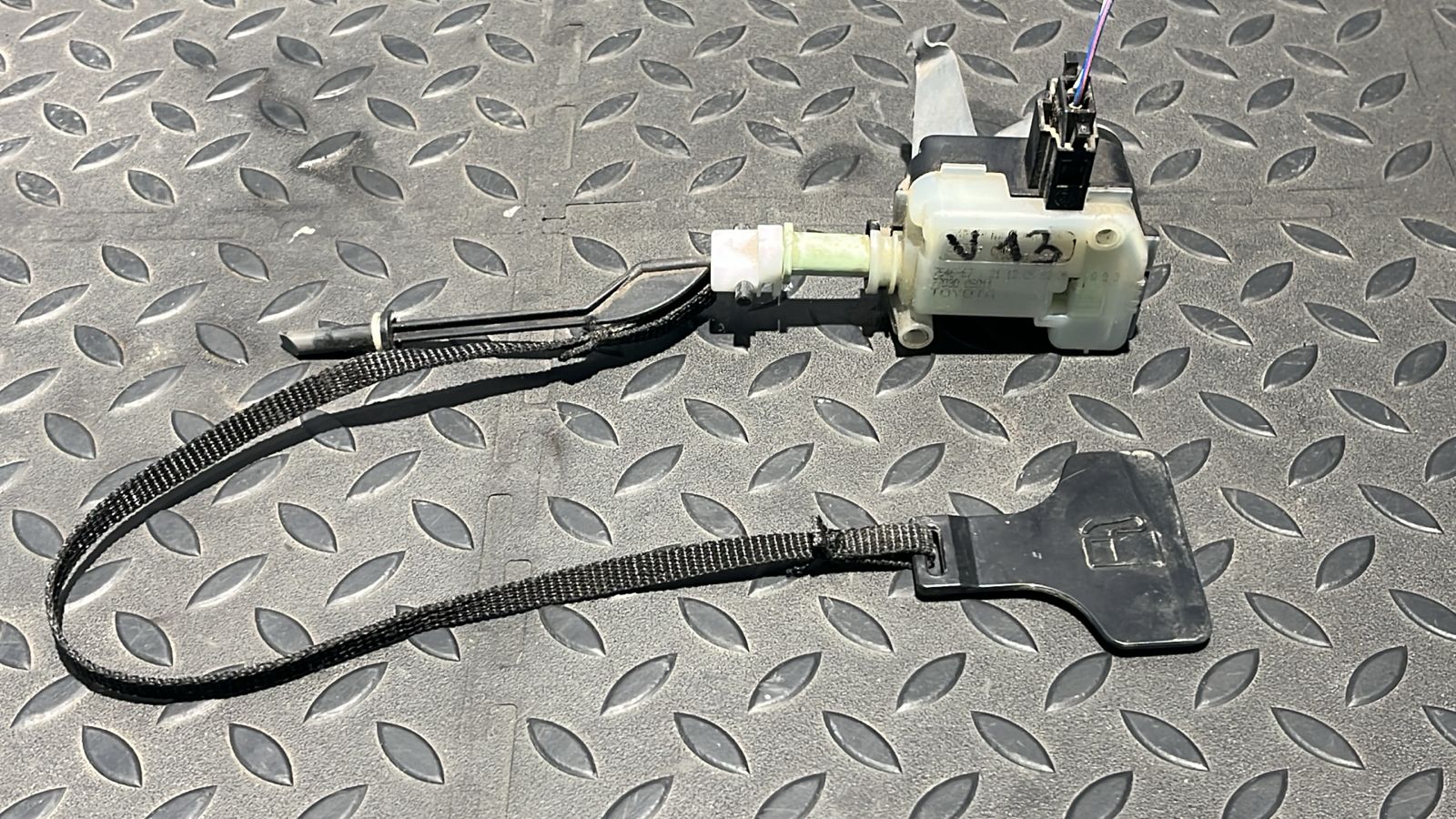 Активатор замка крышки топливного бака Toyota Avensis/2 2003-2009