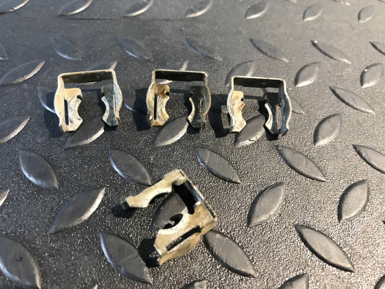 Скоба топливной форсунки Mercedes C/W202 1993-2001