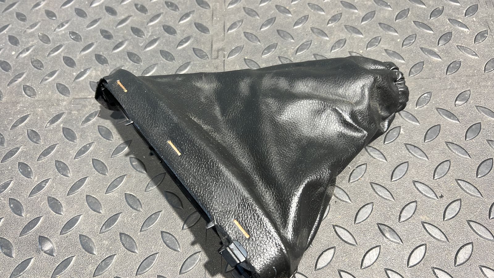 Кожух рычага стояночного тормоза Ford Focus 1998-2007