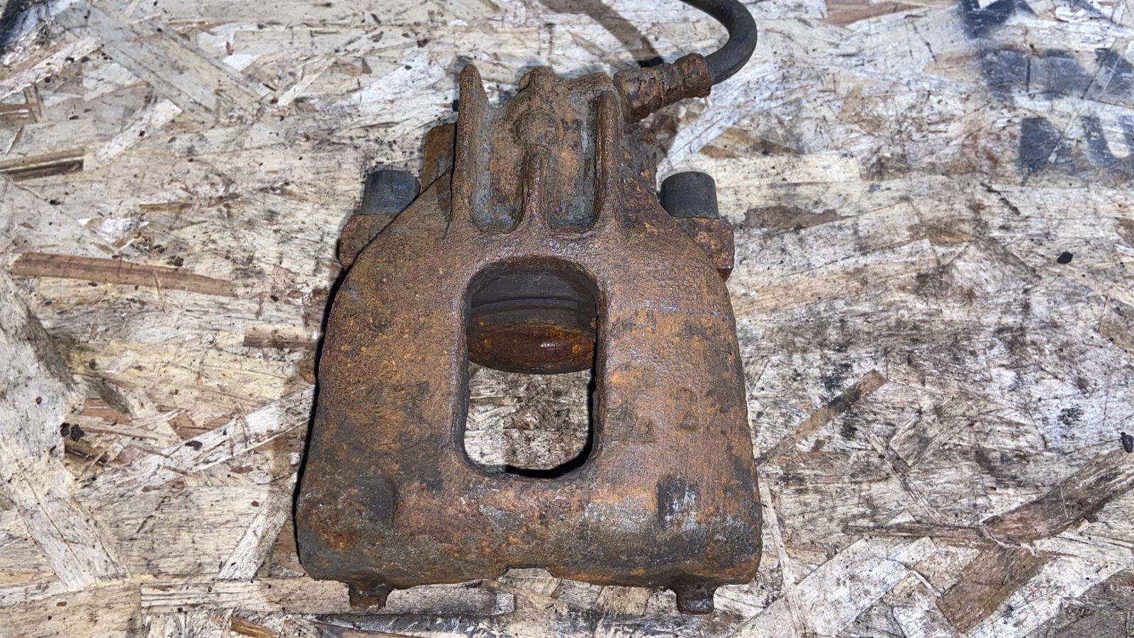 Суппорт передний левый Ford Focus 1998-2007