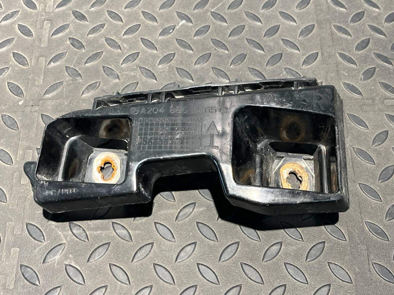 Кронштейн бампера задний правый Mercedes C/W204 2006-2015