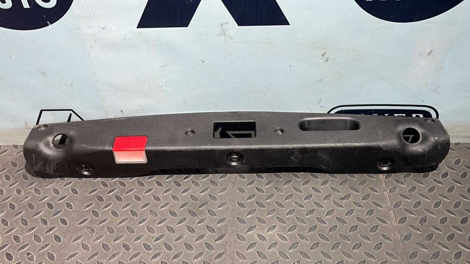 Обшивка крышки багажника Mercedes C/W204 2006-2015