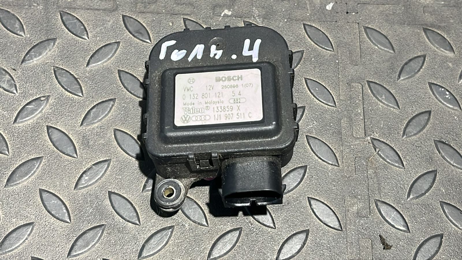 Моторчик заслонки отопителя Volkswagen Golf/4 1997-2006