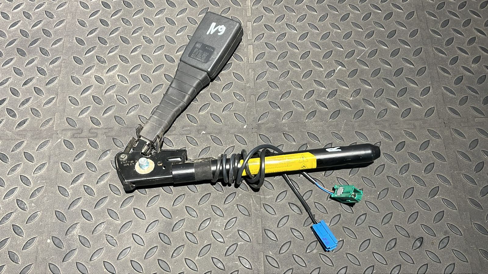 Ответная часть ремня безопасности передняя правая Opel Astra/H 2004-2014