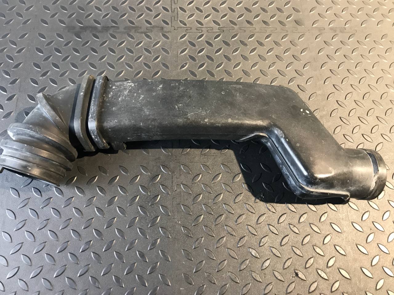 Патрубок воздушного фильтра Mercedes C/W202 1993-2001