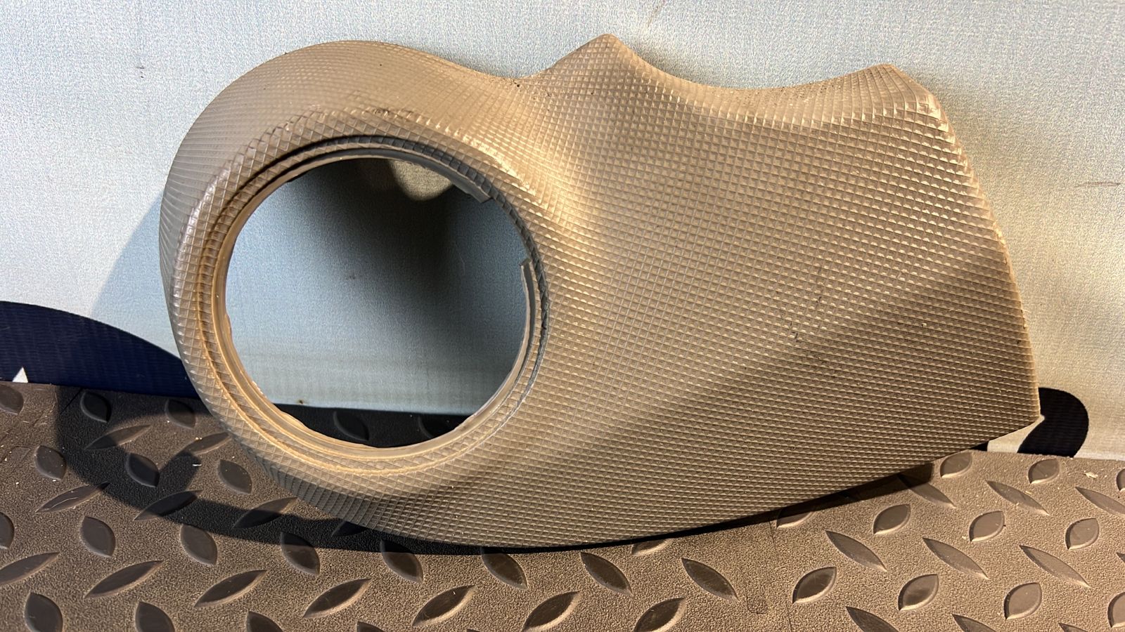 Накладка на торпедо левая Renault Sandero 2009-2014