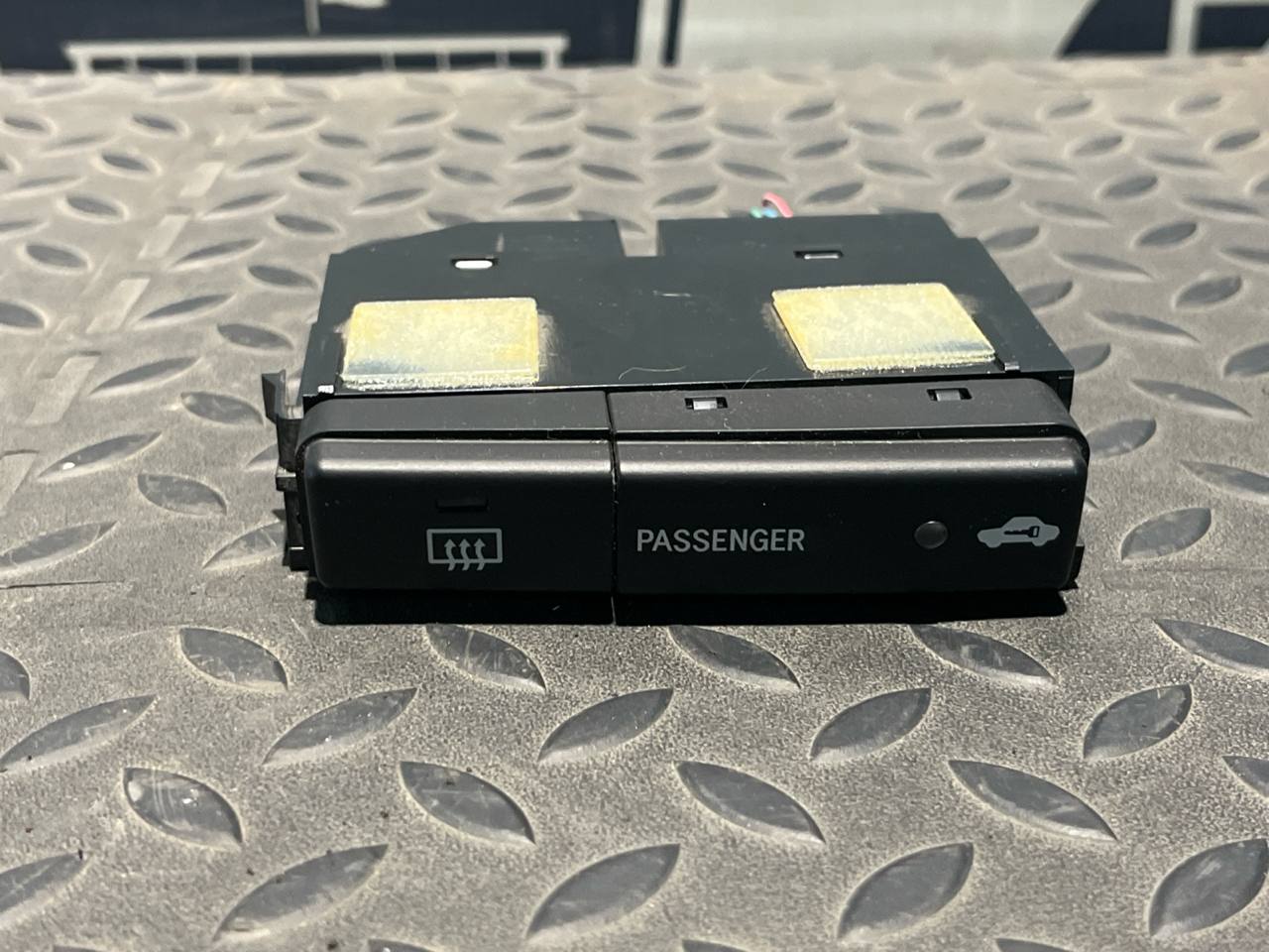 Кнопка обогрева заднего стекла Toyota Avensis/2 2003-2009